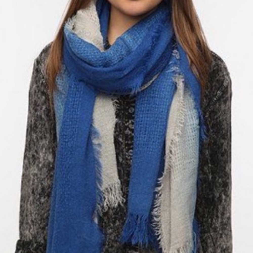 Pins & Needles Woven Ombre Scarf - Picture 5 of 5